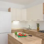 Six-bedroom In בית נופש