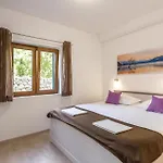Six-bedroom In בית נופש
