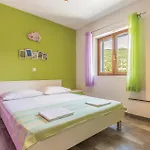 Six-bedroom In בית נופש