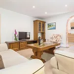 Six-bedroom In בית נופש *