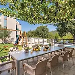 Six-bedroom In בית נופש