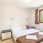 Six-bedroom In בית נופש Zagvozd