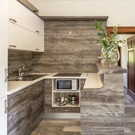 Six-bedroom In Zagvozd