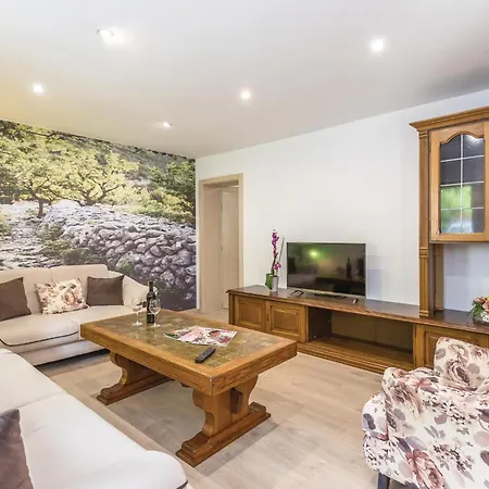 Six-bedroom In Zagvozd