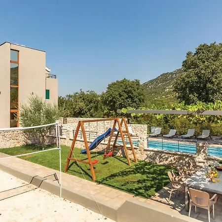 Six-bedroom In بيت للعطل *