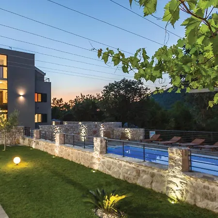 Six-bedroom In Zagvozd