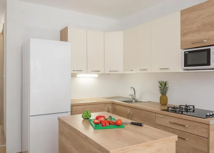 Six-bedroom In بيت للعطل