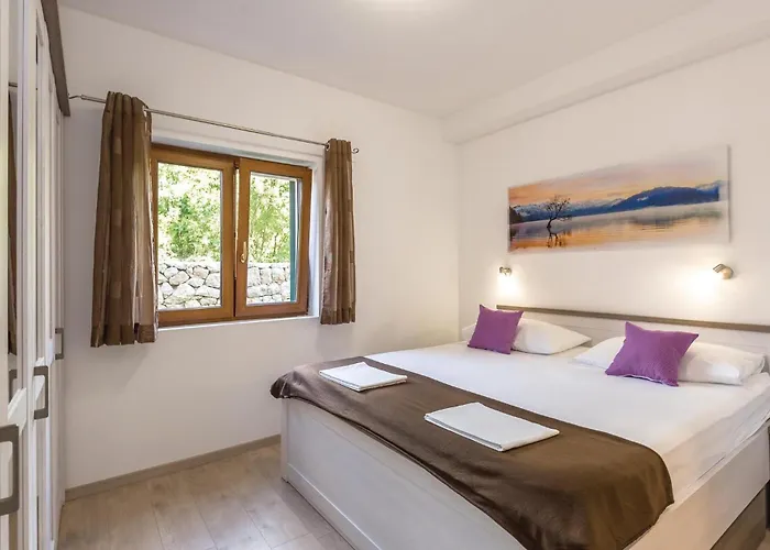 Six-bedroom In بيت للعطل