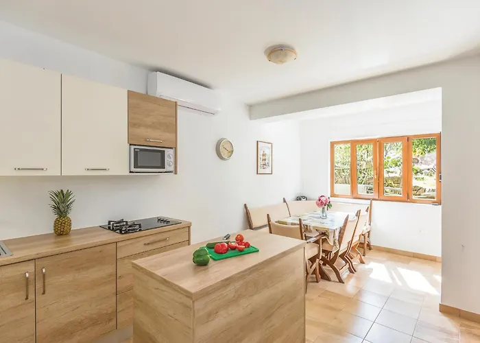 بيت للعطل Six-bedroom In