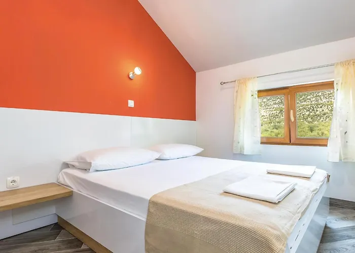 Six-bedroom In بيت للعطل *