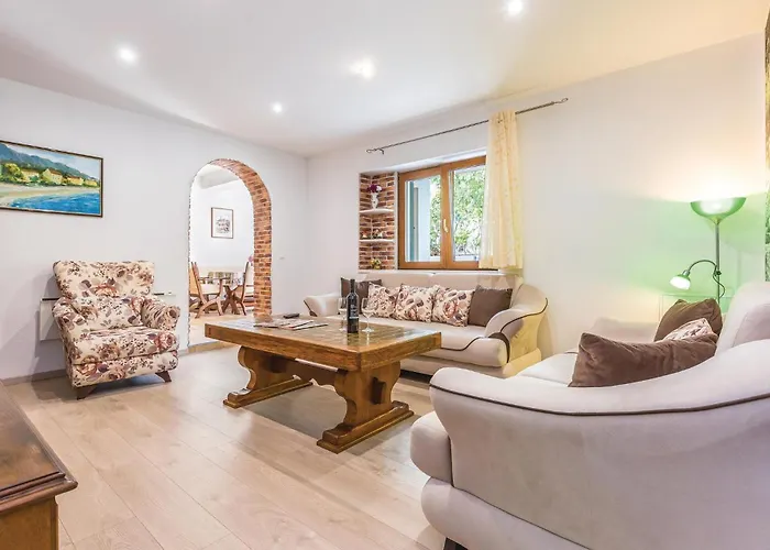 Six-bedroom In بيت للعطل Zagvozd