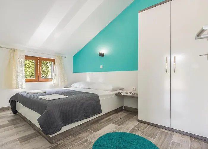 Six-bedroom In بيت للعطل