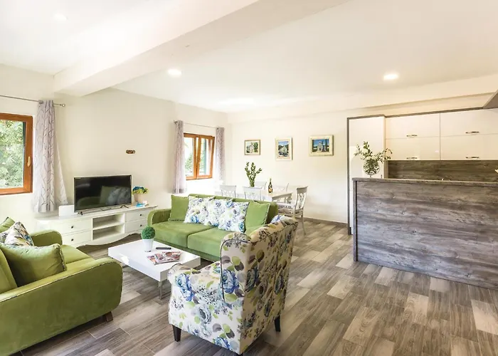 Six-bedroom In Zagvozd