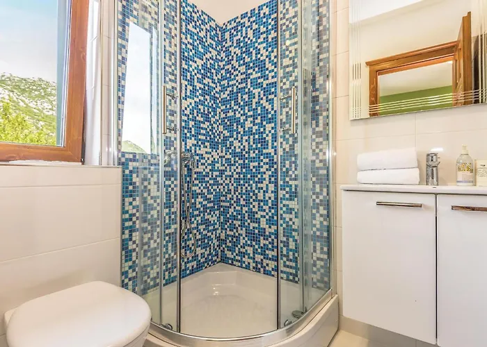 Six-bedroom In بيت للعطل *