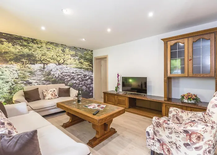 Six-bedroom In Zagvozd