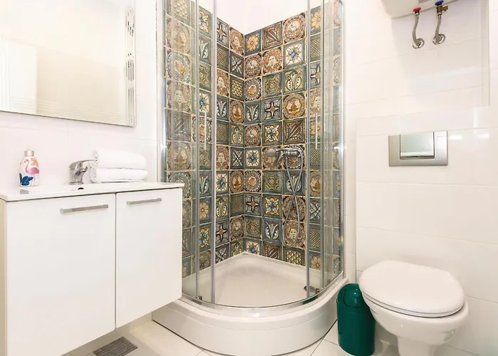 Six-bedroom In بيت للعطل