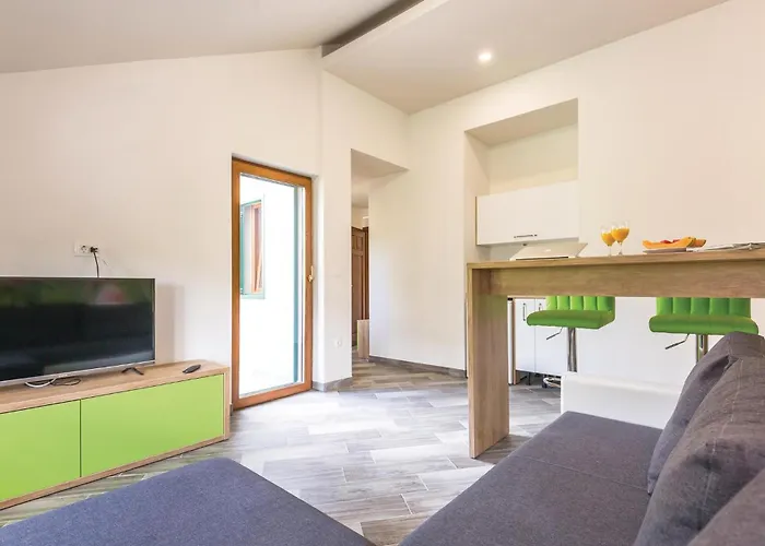 Six-bedroom In Zagvozd