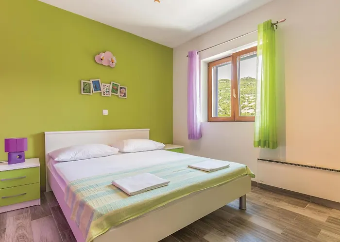 Six-bedroom In بيت للعطل