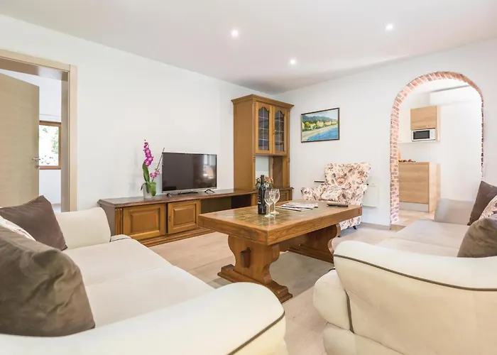 Six-bedroom In بيت للعطل *