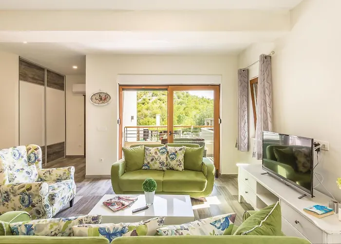 Six-bedroom In Zagvozd