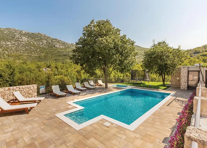 Six-bedroom In بيت للعطل