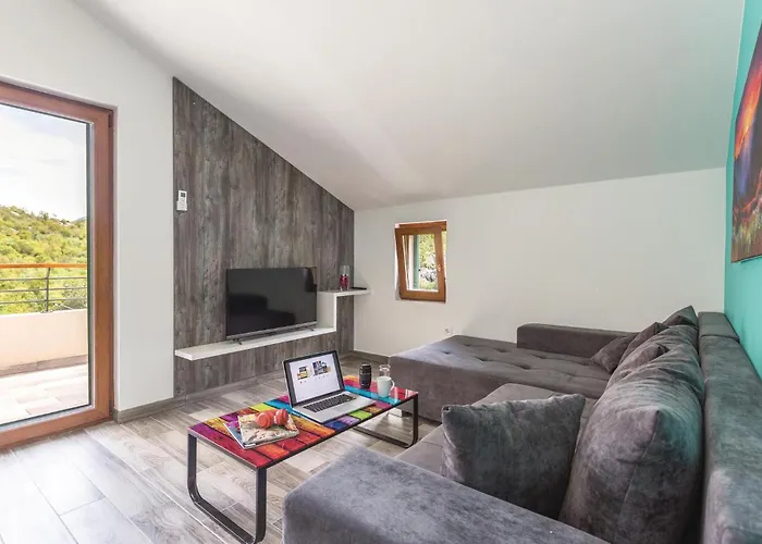 Six-bedroom In بيت للعطل *