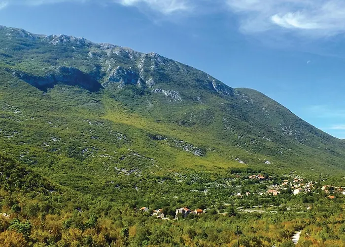 Six-bedroom In Zagvozd