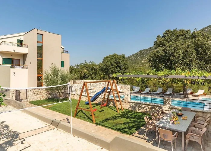 Six-bedroom In بيت للعطل *