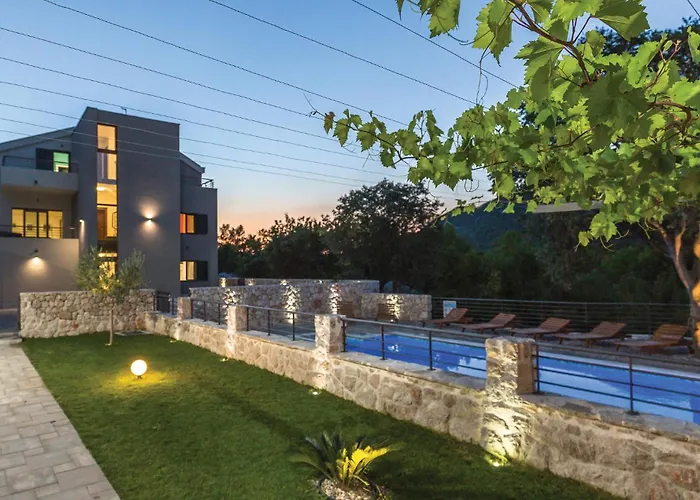 Six-bedroom In Zagvozd