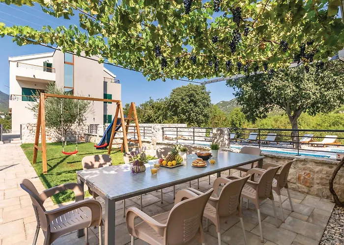 Six-bedroom In بيت للعطل