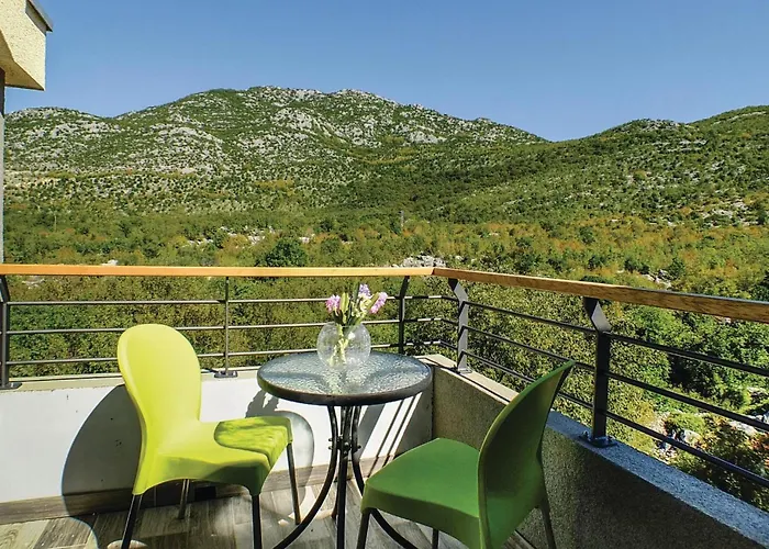 Six-bedroom In بيت للعطل *