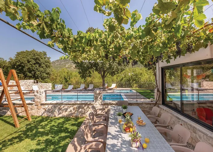 Six-bedroom In Zagvozd