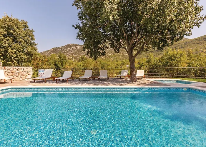 Six-bedroom In Zagvozd