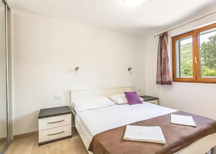 Six-bedroom In بيت للعطل Zagvozd