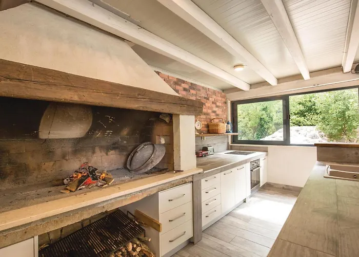 Six-bedroom In بيت للعطل